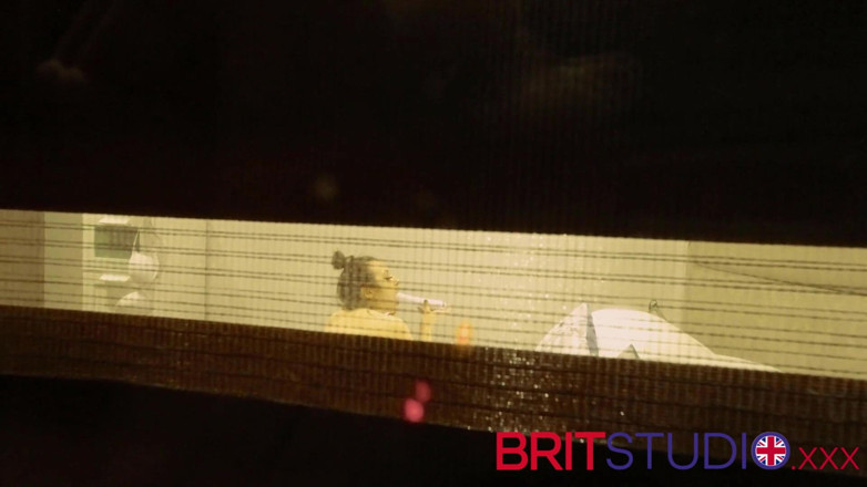 Brit Studio: あなたはあなたの隣人が自慰行為をしているのを見ます