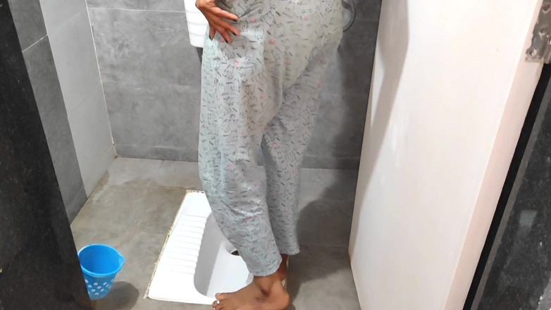 Sexy Komal: Komal hade följt med honom in i badrummet för att...