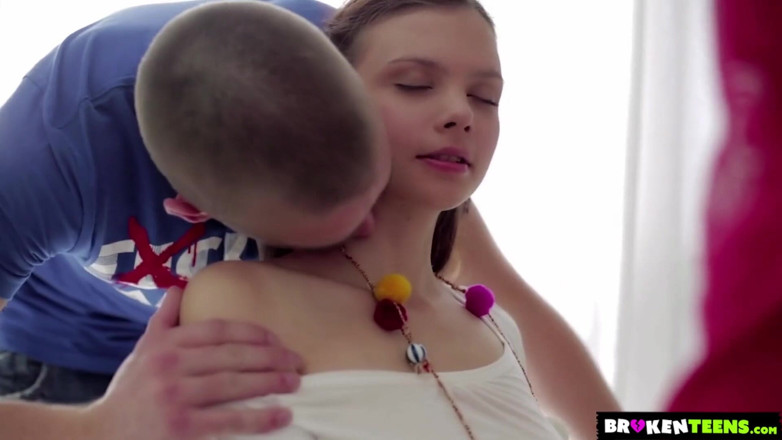 Broken teens: BrokenTeens - Peach scopa il suo ragazzo e il suo migliore...