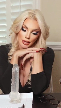 เฟมดอม สาวผมบลอนด์เซ็กซี่ Brittany Andrews นั่งชักว่าวครางเสียว!