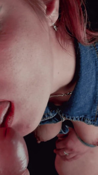Sexe oral sans pipe - jeu de langue tendre et de lèvres qui plaît à son frein sensible