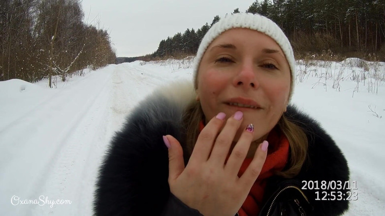 MILF Oxana: Cumwalk in winter