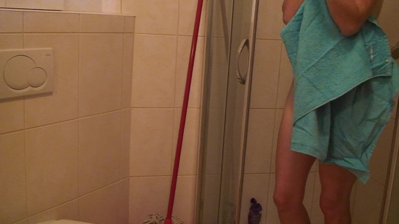 All Those Girlfriends: Daryn si sditalina la figa mentre si fa la doccia