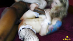 Club4k: Blonďatá služka dostane první den čůráka od velkého černého péra