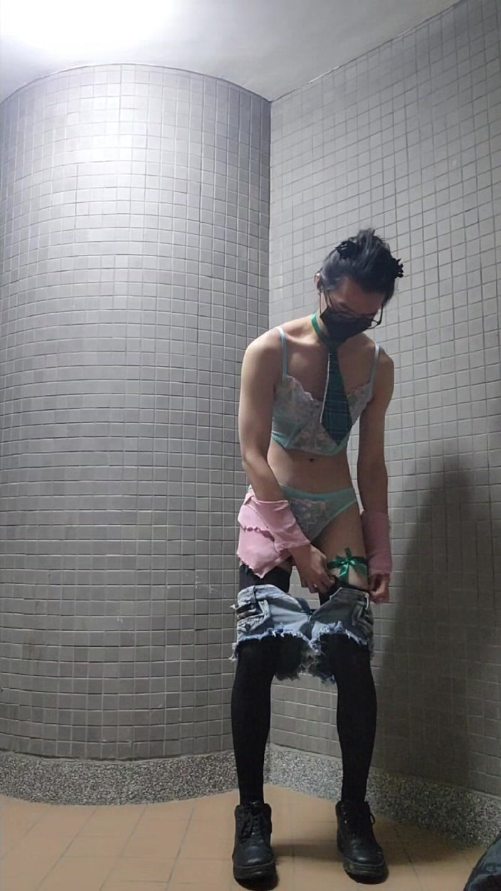 NotAFuta: Die grüne Unterwäsche auf dem Parkplatz ist verrückt