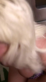 Blondynka dziwka zostaje przybita z ogromnymi ładunkami