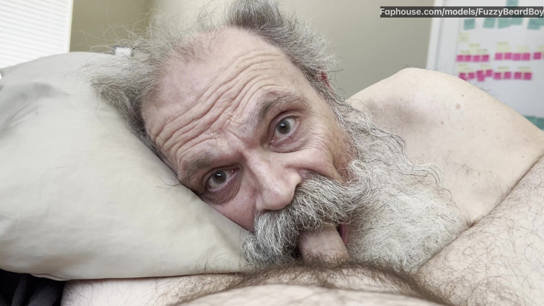FuzzyBeardBoy: ひげを生やした老いのクソ野郎が大量の精液を直接喉に突き刺す