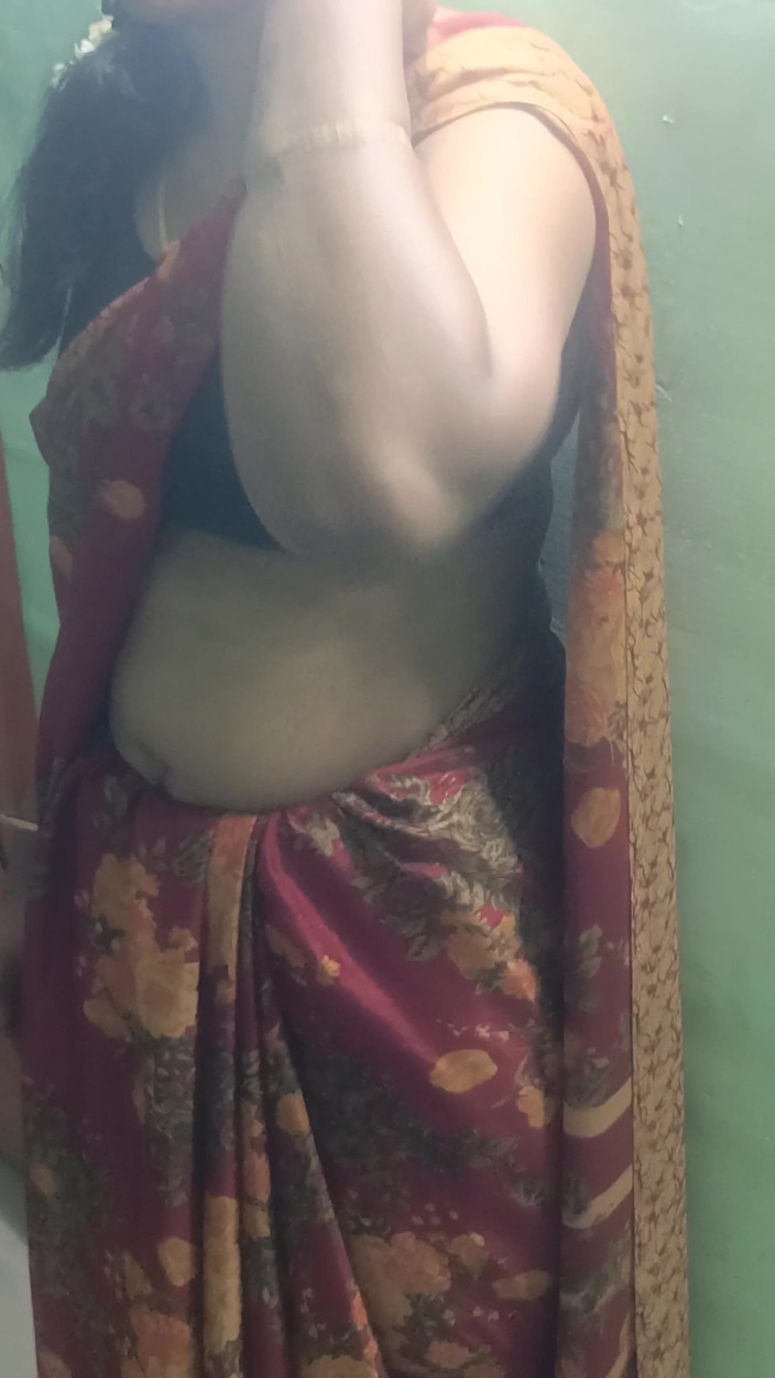 Inba: Une prof d’université de Chennai en sari sable sa romance...