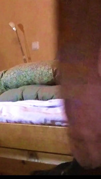 Masturbazione a letto nudo con la gobba