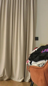 L'arrapante studentessa universitaria con le gambe lunghe si prova il traino per la gonna corta e le mutandine in lingerie e senza mutandine