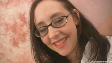 PurefilmsTv: Gagică brunetă suge pula și are parte de spermă fierbinte în gură