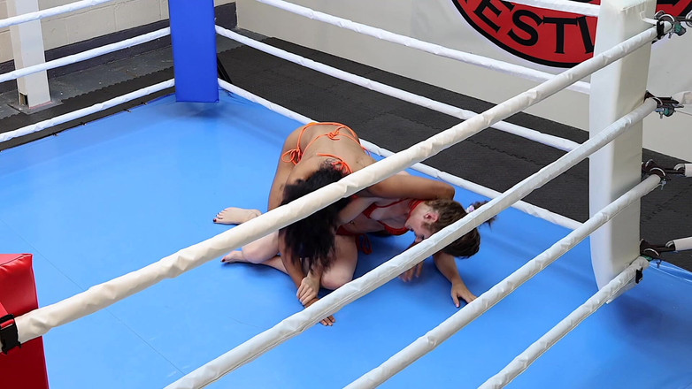 Red sign wrestling: Сабріна Джейд в Цес Монро