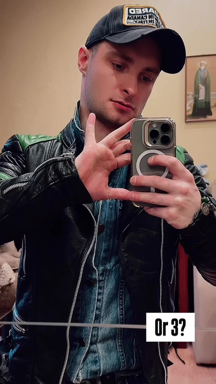 KinkySirius: Skinhead gay Kinkysirius leva um chuveiro dourado em um banheiro...