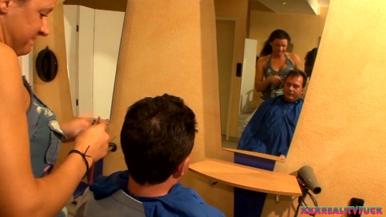 Czech Pornzone: Potong rambut berubah menjadi ngentot dengan wanita semok