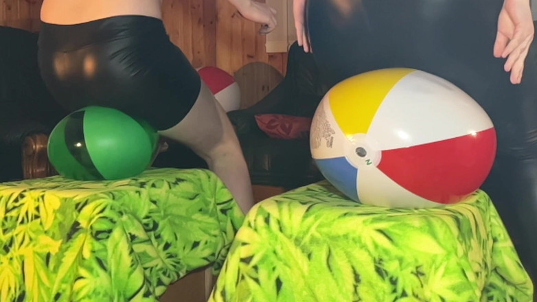 BeachBallsDuo: समुद्र तट गेंद पॉप रेस के लिए बैठो! Bigbootylucy और Dragon agressively एक मिनट के तहत 10 Beachballs और 2 गुब्बारे चबाती हैं! 2 कैमरा