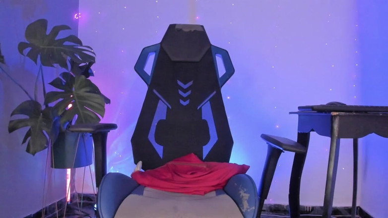 Bella Duval: Bella wraca do domu napalona, a jej kutas zaraz eksploduje