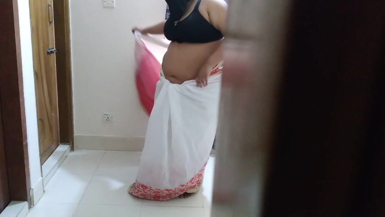 Aria Mia: Nữ giáo viên người Ấn địa phương mặc áo saree khi một học...