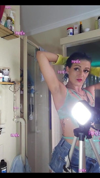 Grwm alt ragazza che si tintura i capelli blu festa di ballo e divertimento in bagno (punto di vista)