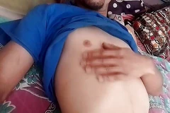 Giovane ragazzo si strofina i capezzoli e il petto