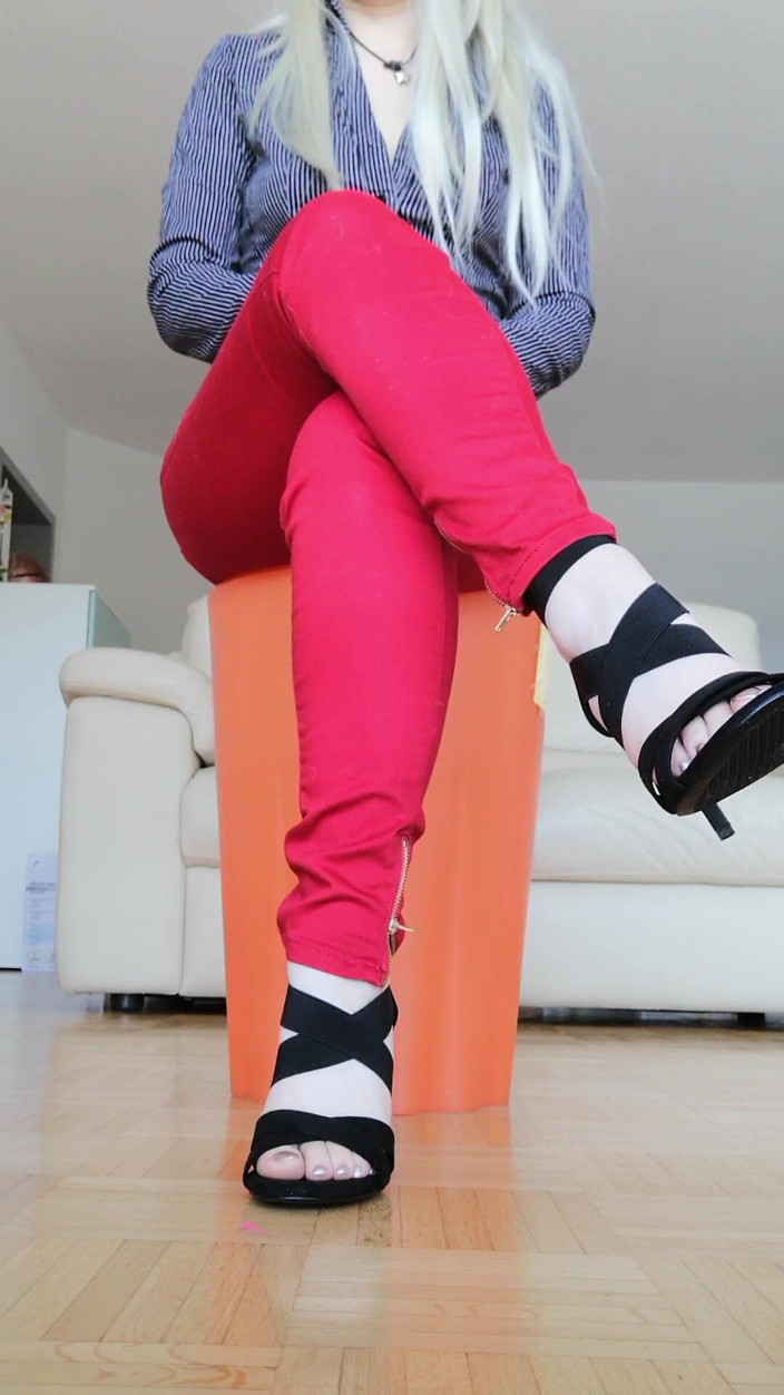 RavenBigAss: Raven Toe-Tapping Dengan Seluar Jeans Merah Kaki Bersilang Dan Sandal...