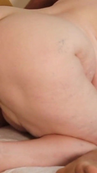 Handy GILF Kouří Černého Milence Ve Svém Pokoji Brzy Ráno Před Prací.
