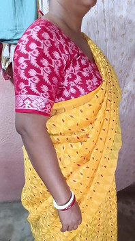 노란색 Saree 떨어뜨리는 솔로 Sfw