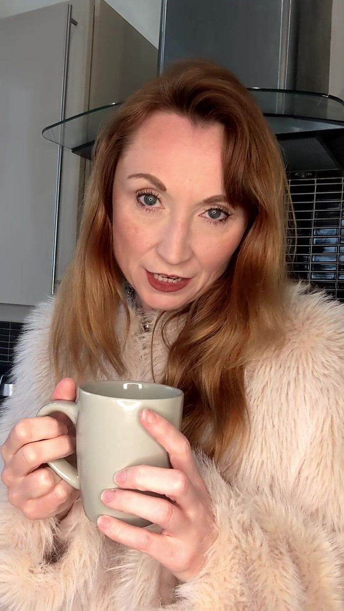 Lily kink: Áo khoác lông thú không có quần lót báo sư...