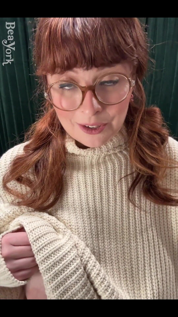Bea York: 이 아늑하고 발정난 스웨터에서 절대 따먹지 마