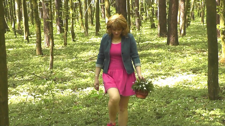 XXX-Platinum: Milf sexy blondine zonder slipje lentebloemen plukken in het bos