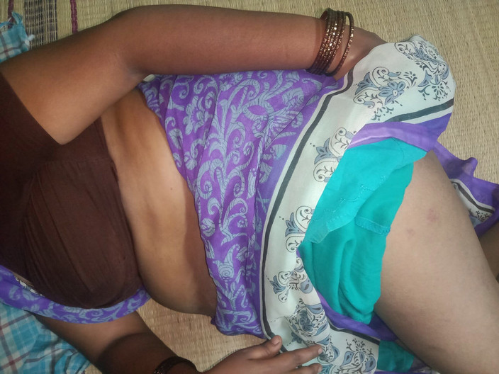 Priyanka314: Desi Sary tetička s velkými prsy mačkání v muži