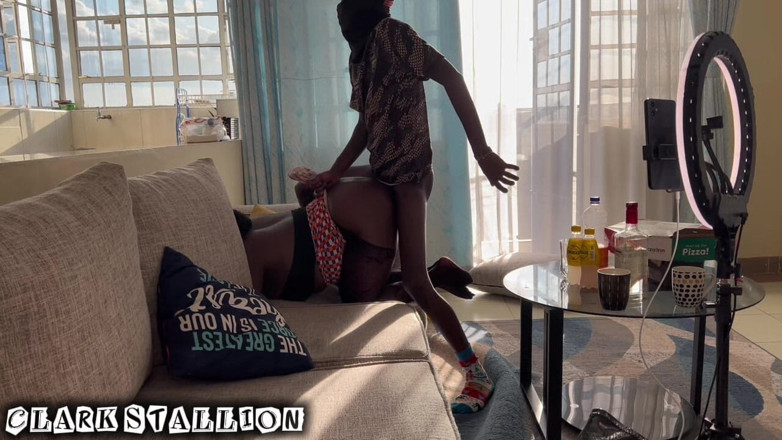 ClarkStallion: Ebony s tlustým zadkem je ošukaná tvrdě zezadu a hlasitě...