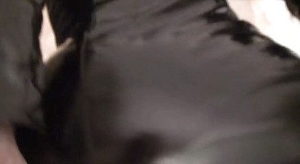 Femdom Austria: Lucilla ukazuje zadek, škádlení v latexových šatech