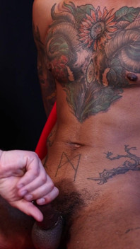 Guy 33 - Afiando e soando um bi, tatuado, stripper extremamente vocal para um enorme orgasmo