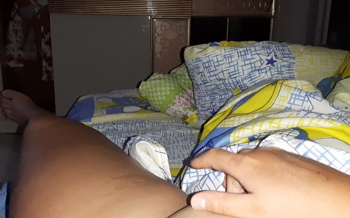 Lesbian-candys: Üvey kız kardeşim mastürbasyon yaptığımda ve mastürbasyon yaptığımda dolaptan bana...