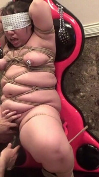 受虐狂女性限制椅的振动责任