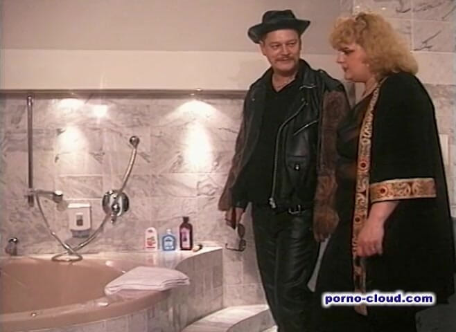 Porno Cloud: baathroom men gand chaatna aur muththi ghusaana