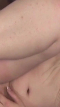 Si blonde dalam adegan hitam-2 MILF blonde yang bertetek besar sukakan zakar hitam besar di dalam mulutnya