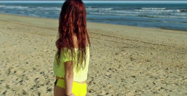 Spaingirl Natalie: 在我的黄色比基尼的第一部视频中，给户外海滩爱好者的东西。在第二个视频中，你可以看到我没有它。