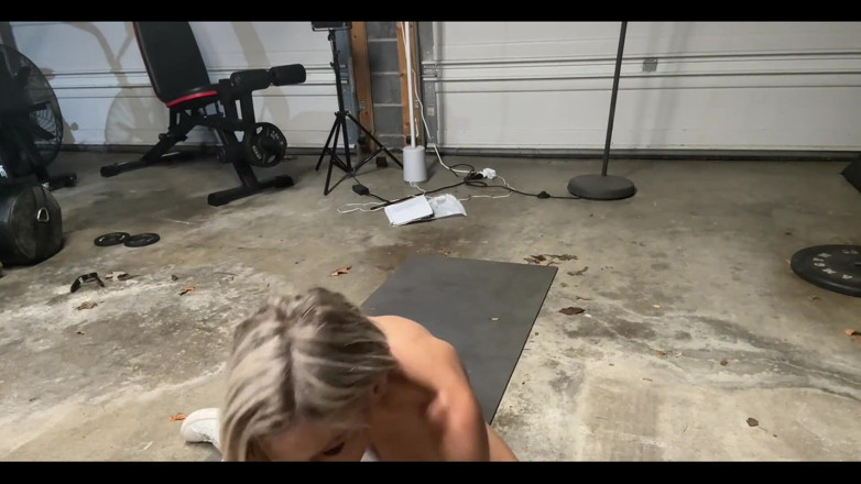 Lora Cross: Facciamo un allenamento in garage, No?