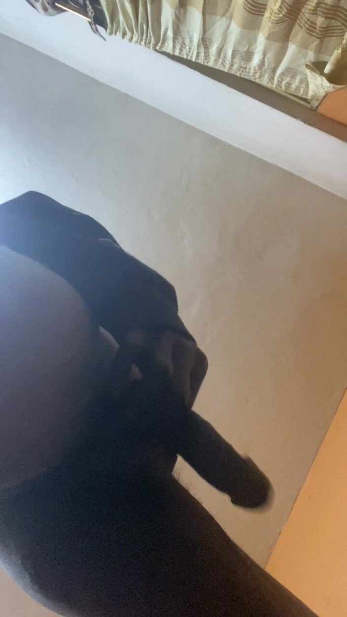 Slimniqqa: Thug teen s velkým černým pérem si honí