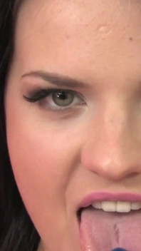 Scène de beautés et de godes - 2, la brune à gros nichons Julie Storm adore se masturber toute seule en lingerie