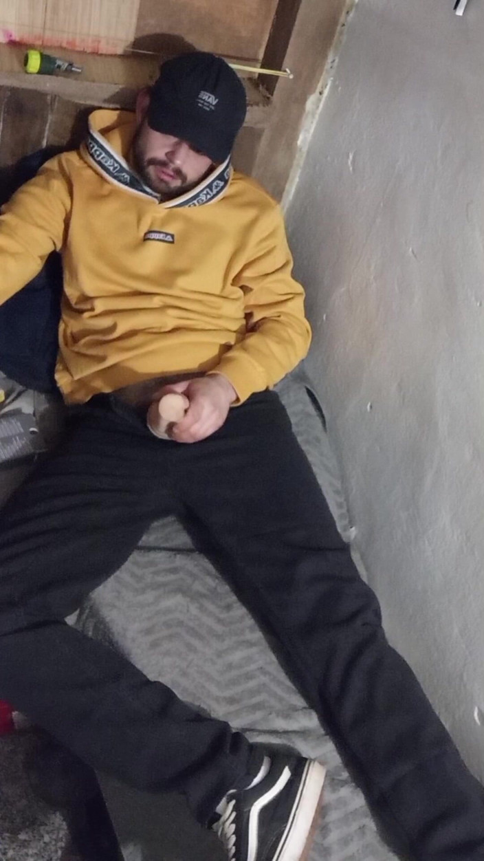 jerkofflover: Masturbarsi a Letto in Cabina