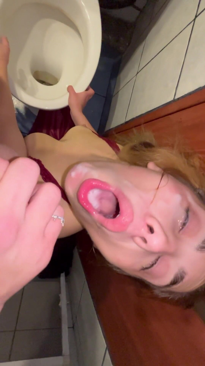 Raxxxbit: Inodoro llamando corrida-la follé con la cabeza en el wc