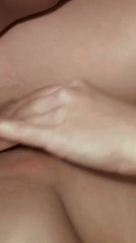 Seks oralny pod kołdrą, a potem ojczym pieprzy ją w tyłek