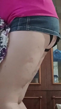 La mia matrigna mi ha premuto forte contro il radiatore e mi ha scopato per bene con uno strap-on