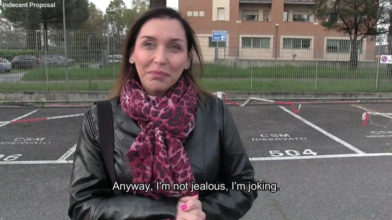Indecent proposal: Propunere indecentă - matură sexy italiană cu forme acceptă o propunere...