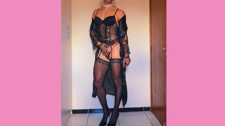 Milady Silvia Helena: Splendido e sexy ragazzo effeminato in raso nero, lingerie e...
