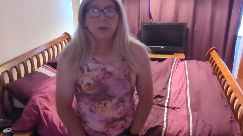 NikkiGee: ベッドで私と一緒に、私と一緒にイクXXX