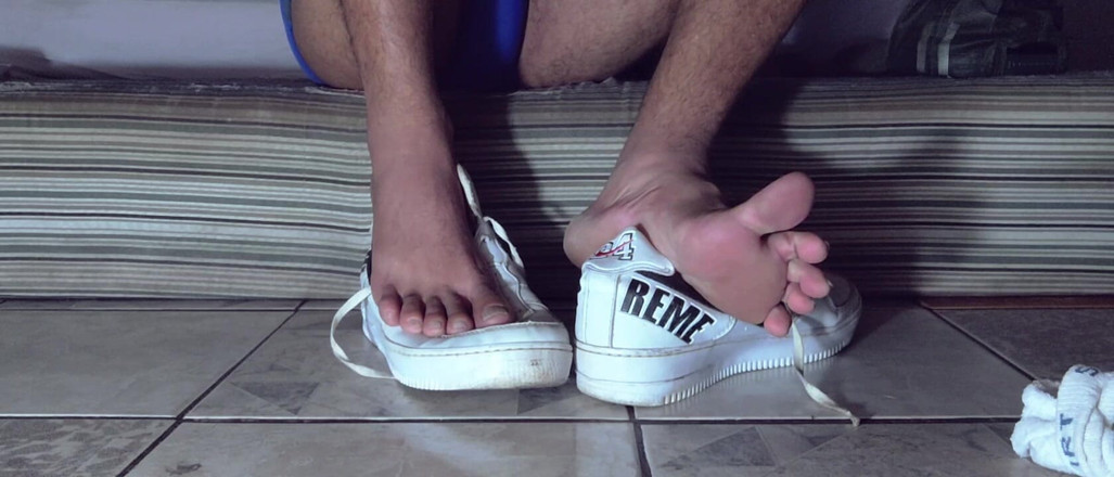 Stink HairyMale: धूम्रपान करना और अपने पैर दिखाना