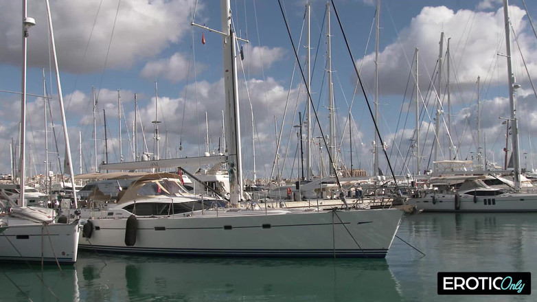 MILFFreaksX: Două prietene sug trunchiul cunoștinței lor de vacanță